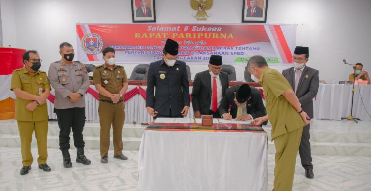 6 Fraksi DPRD Kabupaten Humbang Hasundutan setuju Rancangan Peraturan Daerah (Ranperda) Laporan Pertanggungjawaban Anggaran Pendapatan dan Belanja Daerah (APBD) Tahun Anggaran 2021, menjadi Peraturan Daerah (Perda), pada rapat Paripurna DPRD, Senin (11/7/2022), di Gedung Paripurna DPRD Perkantoran Tano Tubu.