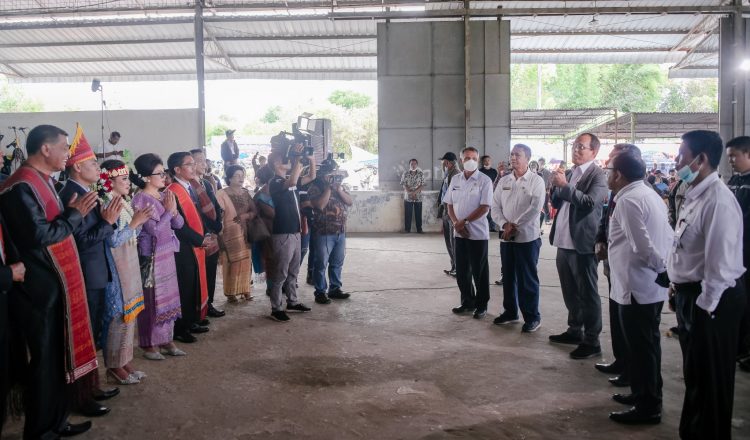 Bupati Humbahas, Dosmar Banjarnahor, SE, didampingi Sekdakab, Drs. Tonny Sihombing, MIP, saat menghadiri pernikahan putri Anggota DPRD Humbahas, Tingkos M. Silaban, Rabu (27/7/2022), di Dairi.