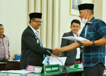 Bernard Damanik menyapa Wakil Bupati Simalungun, usai penyampaian laporan hasil pembahasan Badan Anggaran atas Ranperda Kabupaten Simalungun tentang pertanggungjawaban pelaksanaan APBD TA 2021.