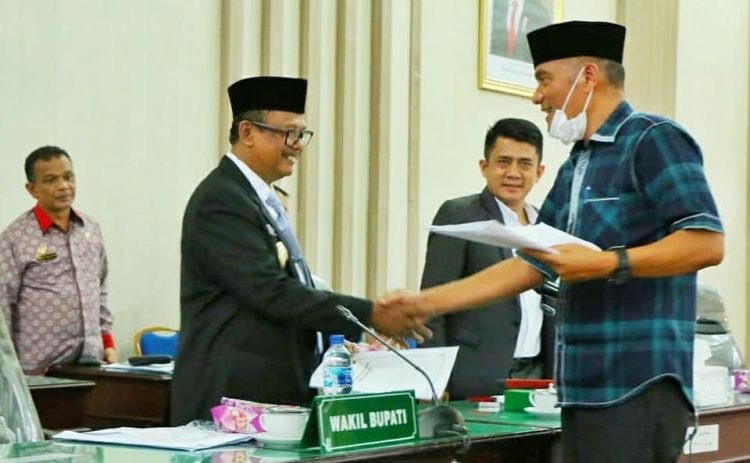 Bernard Damanik menyapa Wakil Bupati Simalungun, usai penyampaian laporan hasil pembahasan Badan Anggaran atas Ranperda Kabupaten Simalungun tentang pertanggungjawaban pelaksanaan APBD TA 2021.