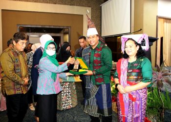 Plt. Wali Kota Pematangsiantar, dr Susanti Dewayani, bersama Ketua Dekranasda, H Kusma Erizal Ginting, saat menghadiri acara ramah tamah bersama Dandim 0207/Simalungun, di Hotel Horison, Jalan Rakutta Sembiring Pematangsiantar, Selasa (12/7/2022) malam.