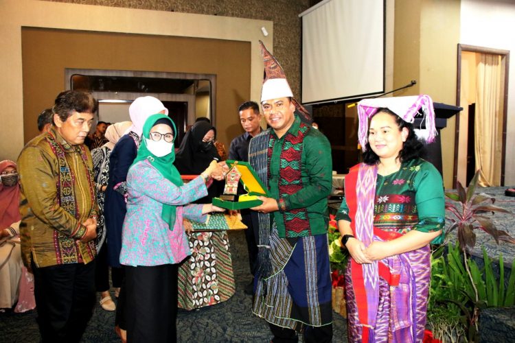 Plt. Wali Kota Pematangsiantar, dr Susanti Dewayani, bersama Ketua Dekranasda, H Kusma Erizal Ginting, saat menghadiri acara ramah tamah bersama Dandim 0207/Simalungun, di Hotel Horison, Jalan Rakutta Sembiring Pematangsiantar, Selasa (12/7/2022) malam.