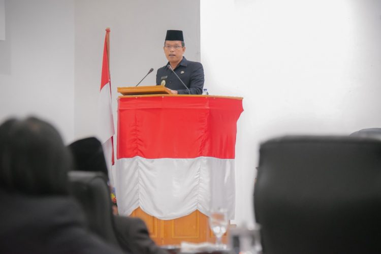 Bupati Humbahas, Dosmar saat memberikan kata sambutan, di Gedung Paripurna DPRD Humbahas .