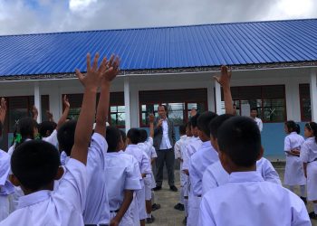 Bupati Humbahas Dosmar Banjarnahor saat memotivasi para siswa/i SMP Negeri 5 Parsingguran.