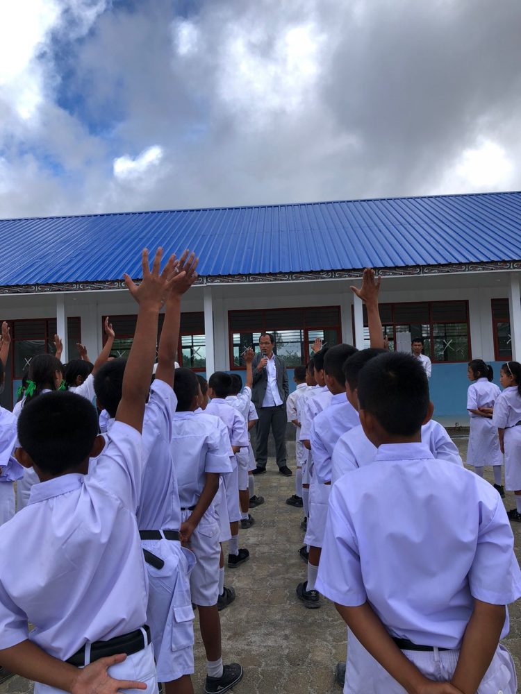 Bupati Humbahas Dosmar Banjarnahor saat memotivasi para siswa/i SMP Negeri 5 Parsingguran.