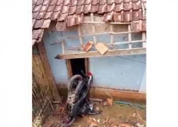 Heboh Sepeda Motor Terbang ke Genteng Rumah Warga, Diduga Gegara Bocah Belajar Motor. [Instagram]