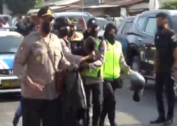 Ratusan polisi bersenjata lengkap dikerahkan untuk menangkap MSA, buron dugaan kasus pencabulan santriwati. Foto/iNews TV/Mukhtar Bagus