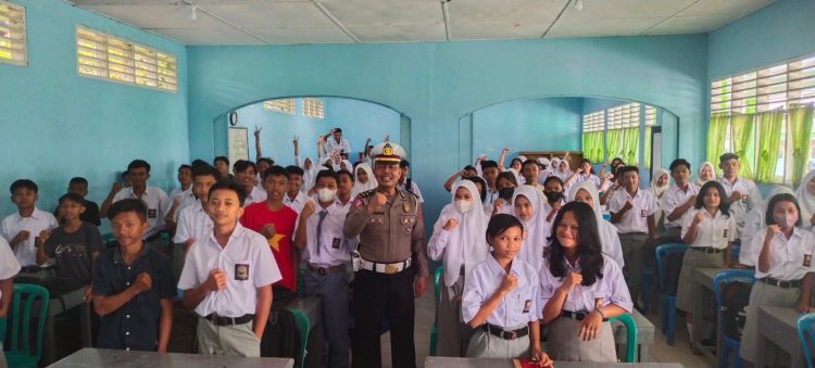 Sat lantas Polres Simalungun laksanakan Police Go To School untuk sosialisasi septy riding dan etika dalam berlalulintas kepada para siswa SMK Swasta Darma Budi Sidamanik, pada kegiatan Masa Pengenalan Lingkungan Sekolah (MPLS), Selasa (12/07/2022).