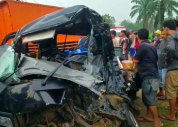 Kecelakaan maut mobil pikap ditabrak truk tangki di Jalinsum Kabupaten Labuhanbatu Selatan, Minggu (24/7/2022). Tiga orang tewas dan tiga lainnya luka-luka. (Foto: inews TV/Randi K)