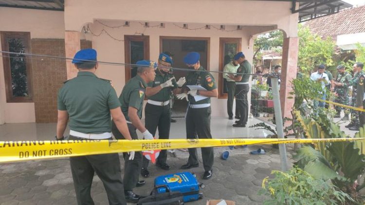 Personel Pomdam IV Diponegoro olah TKP di rumah orang tua Kopda Muslimin RT 2 RW 1 Kelurahan Trompo, Kecamatan Kendal, Kamis (28/7/2022). (Eddie Prayitno)