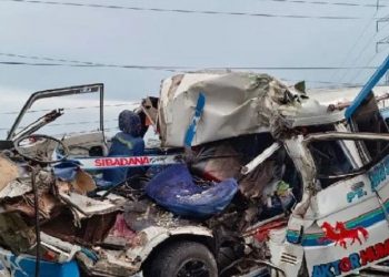 Kondisi minibus rusak parah akibat tabrak truk sedang berhenti di Deliserdang. (Antara/HO)