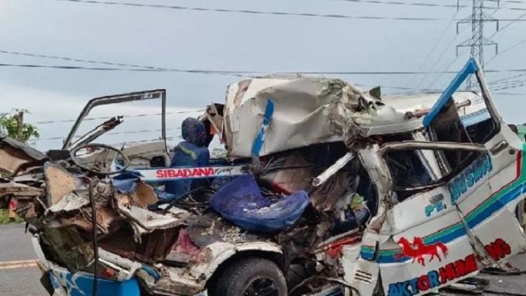 Kondisi minibus rusak parah akibat tabrak truk sedang berhenti di Deliserdang. (Antara/HO)