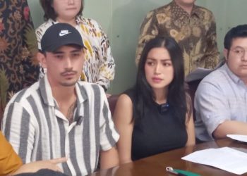 Artis Jessica Iskandar dan suami, Vincent Verhaag bersama tim kuasa hukumnya saat menggelar konferensi pers terkait kasus dugaan penipuan yang merugikan Rp9,8 miliar. Foto/Ratu Syra Q/MPI