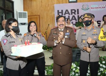 Kapolres Pematangsiantar, AKBP Fernando SH, SIK, memberikan kejutan atau surprise kepada Kepala Kejaksaan Negeri (Kejari) Pematangsiantar, Jurist Precisely SH, MH, di momen Hari Ulang Tahun (HUT) Hari Bhakti Adiyaksa (HBA) Ke 62.