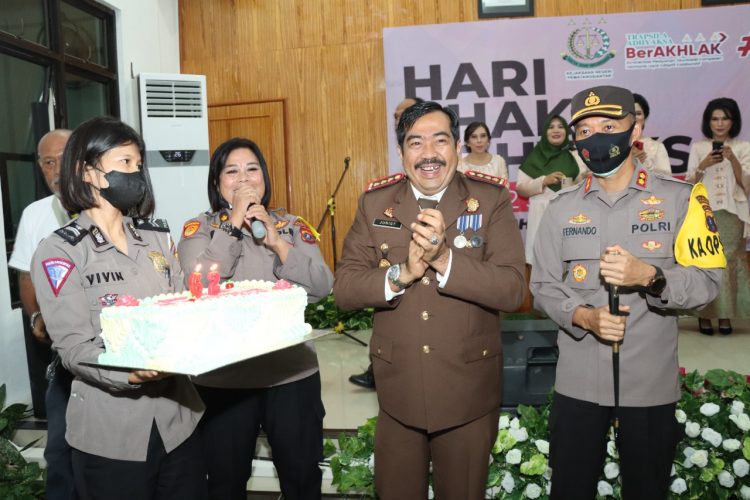 Kapolres Pematangsiantar, AKBP Fernando SH, SIK, memberikan kejutan atau surprise kepada Kepala Kejaksaan Negeri (Kejari) Pematangsiantar, Jurist Precisely SH, MH, di momen Hari Ulang Tahun (HUT) Hari Bhakti Adiyaksa (HBA) Ke 62.