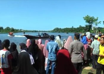Tim SAR gabungan dibantu warga mencari tiga gadis remaja di Aceh Barat, Aceh yang tenggelam di Sungai Meureubo. Foto/iNews TV/Afsah
