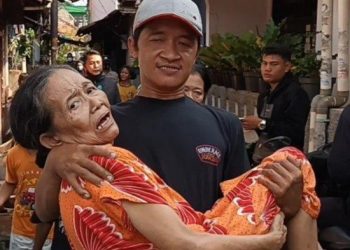 NASIB IBU DITELANTARKAN ANAK-ANAKNYA DAN DIMASUKKAN KE PANTI SOSIAL: Seorang ibu bernama Siti Hendrawati (65) saat digendong salah satu putranya ke mobil dinas Kelurahan Pisangan Baru, Kecamatan Matraman, Jakarta Timur, Jumat (8/7/2022). (Bima Putra/TribunJakarta.com)