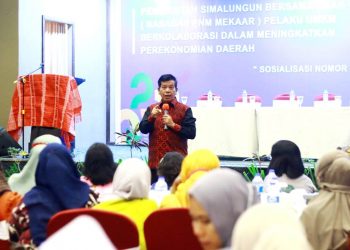 Bupati Simalungun Radiapoh Hasiholan Sinaga SH MH, saat memberikan sambutan dan memotivasi peserta sosialisasi Nomor Induk Berusaha.
