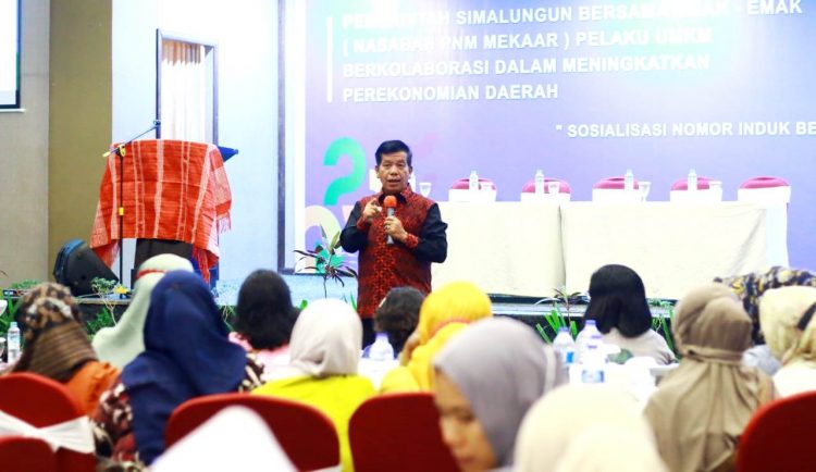 Bupati Simalungun Radiapoh Hasiholan Sinaga SH MH, saat memberikan sambutan dan memotivasi peserta sosialisasi Nomor Induk Berusaha.
