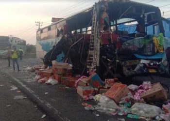 Kondisi bus PMH ringsek kontra Truk di Jalinsum Asahan, penumpang alami luka-luka. TRIBUN MEDAN/ALIF ALQADRI HARAHAP