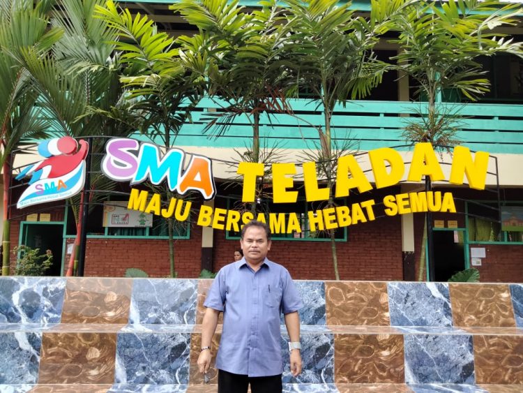Kepala Sekolah SMA Swasta Teladan Pematangsiantar, Sangkot Sitohang, M.Pd.