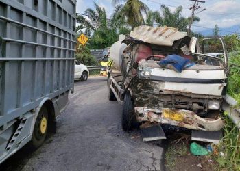 Kondisi kedua truk pengangkut air usai terlibat kecelakaan di Jalan Jamin Ginting, Desa Sugau, Kecamatan Pancu Batu, Kabupaten Deliserdang, Sabtu (9/7/2022) pagi sekitar pukul 06:30 WIB. Akibat peristiwa ini sopir truk pengangkut air luka-luka. HO