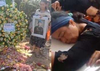 Ibunda Nofriansyah Yosua Hutabarat memeluk peti jenazah anaknya, yang tewas ditembak di Jakarta. Yosua dimakamkan di Sungai Bahar, Senin (11/7/2022)