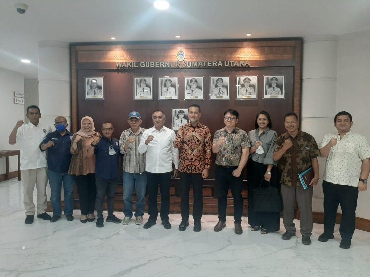 Foto bersama usai Rapat Koordinasi Kesiapan Kejurnas Rally bersama Wakil Gubernur Sumut, Musa Rajekshah, di Ruang Kerja Wagub Sumut, Kantor Gubernur, Jalan Diponegoro Medan, pada hari Rabu lalu.