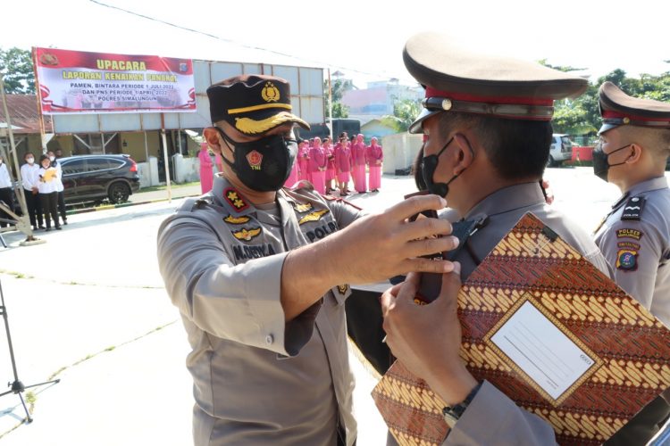 Kapolres Simalungun, AKBP Nicolas Dedy Arifianto SH, SIK, MH, saat menyematkan pangkat kepada personil yang naik pangkat, di Lapangan Olahraga Aspol, Jl. Sanganualuh Siantar, Jumat (1/7/2022) pagi tadi, pukul 08.WIB.