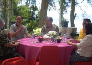 Ketua Dewan Pengawas Yayasan SMA TB (Tunas Bangsa) Soposurung Balige Kabupaten Toba, Robert Njo, bersama rombongan, saat menikmati alam Sipinsur bersama Bupati Humbahas, Dosmar Banjarnahor SE, di Desa Pearung, Kecamatan Paranginan, Kabupaten Humbang Hasundutan (Humbahas), Minggu (17/7/2022).