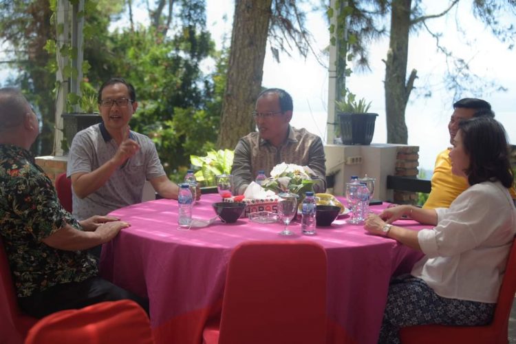Ketua Dewan Pengawas Yayasan SMA TB (Tunas Bangsa) Soposurung Balige Kabupaten Toba, Robert Njo, bersama rombongan, saat menikmati alam Sipinsur bersama Bupati Humbahas, Dosmar Banjarnahor SE, di Desa Pearung, Kecamatan Paranginan, Kabupaten Humbang Hasundutan (Humbahas), Minggu (17/7/2022).