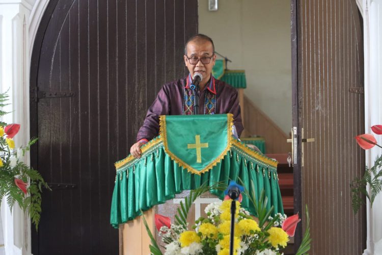 Plt. Wali Kota Susanti, diwakili Asisten III, Drs Pardamean Silaen MSi saat menghadiri acara pesta Hari Ulang Tahun (HUT) ke-115 HKBP Marihat Distrik V Sumatera Timur.