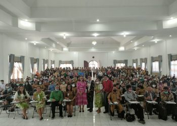 Ketua Tim Penggerak Pemberdayaan dan Kesejahteraan Keluarga (TP PKK) Kabupaten Humbang Hasundutan (Humbahas), Lidya Kristina Panjaitan, foto bersama perserta disela acara.