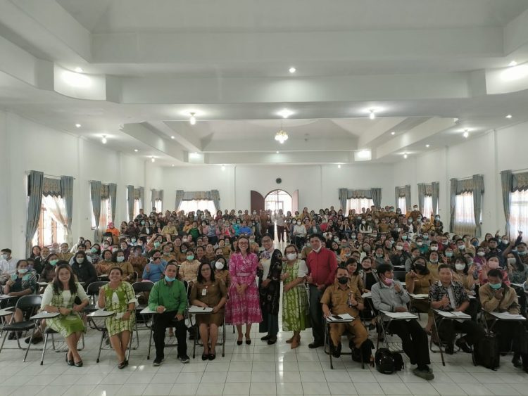 Ketua Tim Penggerak Pemberdayaan dan Kesejahteraan Keluarga (TP PKK) Kabupaten Humbang Hasundutan (Humbahas), Lidya Kristina Panjaitan, foto bersama perserta disela acara.