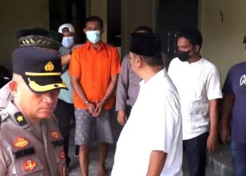 Pelaku penembakan pria menggunakan senapan angin di Mandailing Natal usai ditangkap polisi. Dia mengaku menembak pelaku karena sakit hati orang tuanya dimaki-maki. Foto: iNewsTV/Ahmad Husein Lubis