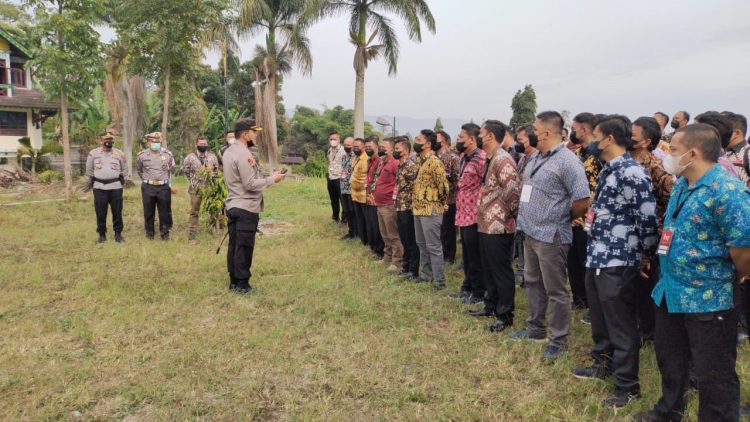 Kapolres Simalungun, AKBP Ronald FC. Sipayung SH SIK MH, pimpin langsung pengamanan kedatangan delegasi negara anggota W-20, di Hotel Niagara Parapat, Kabupaten Simalungun. Senin (18/07/2022).