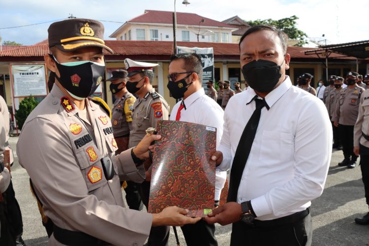 Kapolres Pematangsiantar, AKBP Fernando SH, S. I. K, saat menyerahkan piagam penghargaan kepada personil  berprestasi, Senin (4/7/2022) pagi tadi, pukul 08.00 WIB, di lapangan apel Polres Pematangsiantar.