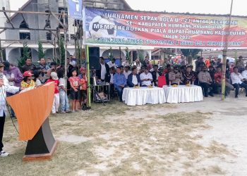 Sekretaris Daerah Kabupaten Humbang Hasundutan, Drs. Tonny Sihombing, M.IP, membuka Turnamen Sepakbola U- 21 antar Kecamatan se-Kabupaten Humbang Hasundutan Tahun 2022, memperebutkan Piala Bupati Humbahas, di Lapangan Merdeka Doloksanggul.