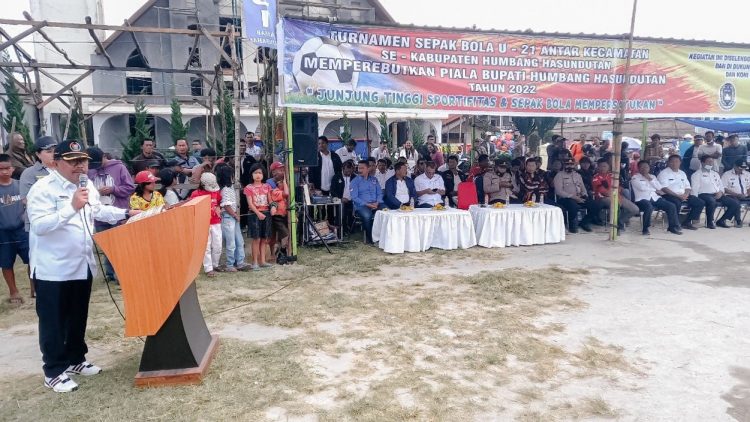 Sekretaris Daerah Kabupaten Humbang Hasundutan, Drs. Tonny Sihombing, M.IP, membuka Turnamen Sepakbola U- 21 antar Kecamatan se-Kabupaten Humbang Hasundutan Tahun 2022, memperebutkan Piala Bupati Humbahas, di Lapangan Merdeka Doloksanggul.