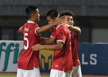 Pesepak bola Tim Nasional Indonesia U-19 Hokky Caraka (tengah) merayakan golnya ke gawang Tim Nasional Brunei Darussalam bersama rekan setimnya dalam laga penyisihan Grup A Piala AFF U19 2022 di Stadion Patriot Chandrabhaga, Bekasi, Jawa Barat, Senin (4/7/2022). ANTARA FOTO/Fakhri Hermansyah/wsj.