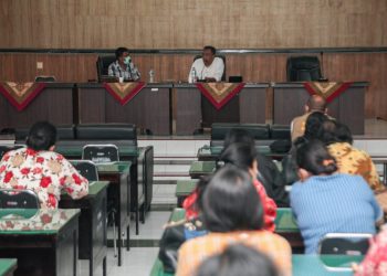 Rapat evaluasi gerakan saber jentik cegah DBD yang dipimpin Sekretaris Daerah (Sekda) Kota Pematang Siantar Budi Utari Siregar AP, di Ruang Serbaguna Bappeda Kota Pematang Siantar, Sabtu (30/7/2022), mulai pukul 17.00 WIB.