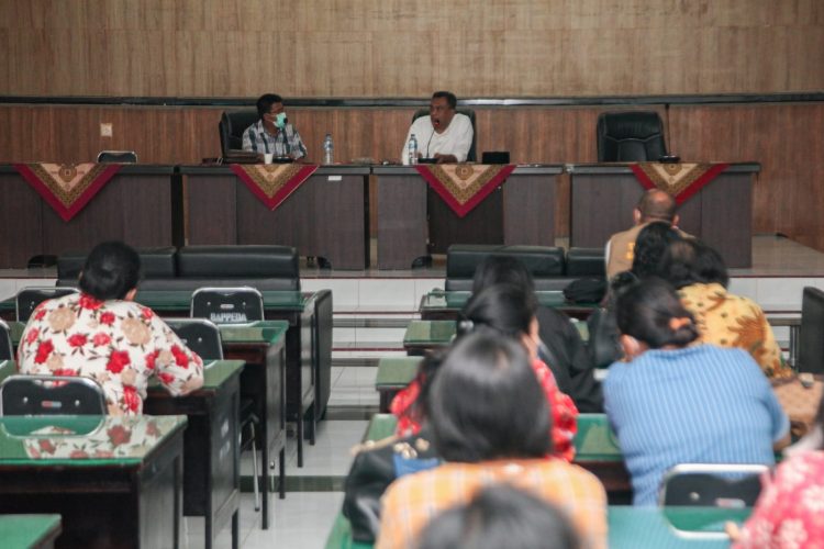 Rapat evaluasi gerakan saber jentik cegah DBD yang dipimpin Sekretaris Daerah (Sekda) Kota Pematang Siantar Budi Utari Siregar AP, di Ruang Serbaguna Bappeda Kota Pematang Siantar, Sabtu (30/7/2022), mulai pukul 17.00 WIB.