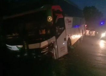 Bus Chandra pembawa rombongan jemaah haji asal Kabupaten Labuhanbatu Utara (Labura) terperosok ke parit perkebunan kelapa sawit di Kecamatan Aek Ledong, Sabtu(30/7/2022). TRIBUN MEDAN / ALIF