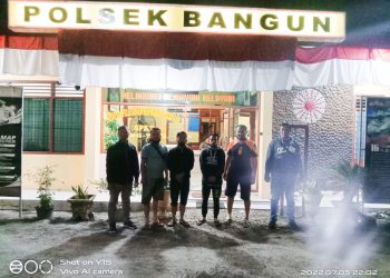 Foto kedua pelaku penganiayaan saat diamankan di Polsek Bangun.