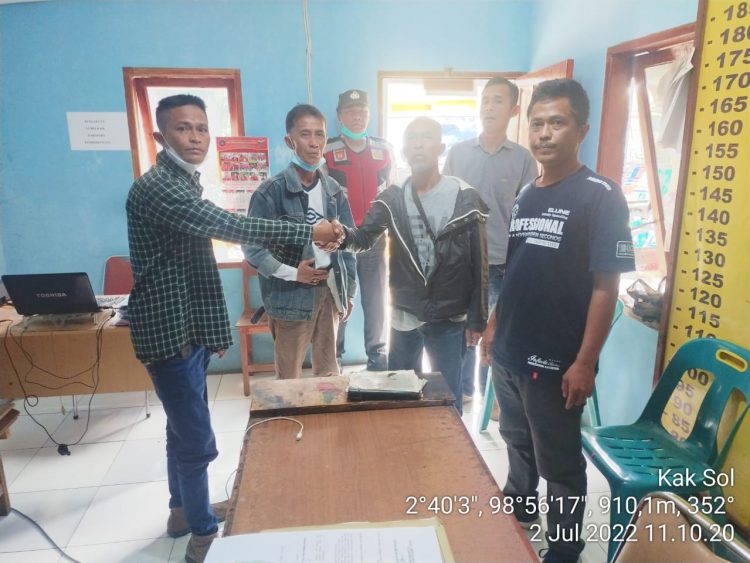 Foto kedua belah pihak saat berdamai di Mapolsek Parapat.