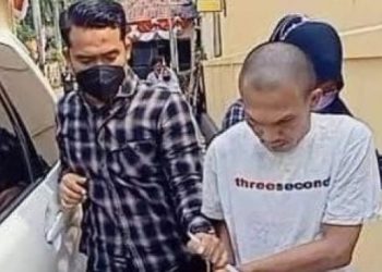 Anak aniaya dan lindas kaki ibu kandung. [Instagram]