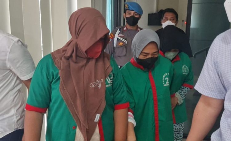 Tiga emak-emak jadi kurir narkoba jaringan internasional. (Foto: Dimas Choirul)