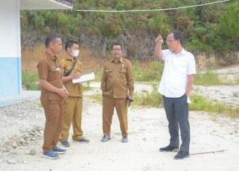 Bupati Humbahas, Dosmar Banjarnahor, SE, bersama Kadis Pendidikan, Drs Jonny Gultom, Kadis  PKP  (Perumahan dan Kawasan Permukiman), Anggiat Simanullang dan Kadis PUTR (Pekerjaan Umum dan Tata Ruang), Mangolo Tua Purba, tinjau USB (Unit Sekolah Baru) SMPN 5 Pollung, Senin (18/7/2022).
