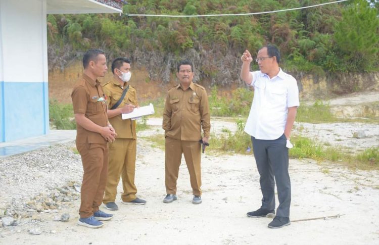 Bupati Humbahas, Dosmar Banjarnahor, SE, bersama Kadis Pendidikan, Drs Jonny Gultom, Kadis  PKP  (Perumahan dan Kawasan Permukiman), Anggiat Simanullang dan Kadis PUTR (Pekerjaan Umum dan Tata Ruang), Mangolo Tua Purba, tinjau USB (Unit Sekolah Baru) SMPN 5 Pollung, Senin (18/7/2022).