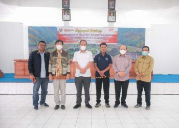 Foto bersama Bupati Humbang Hasundutan (Humbahas), Dosmar Banjarnahor, SE, di acara penutupan pelatihan pembelajaran matematika gasing, Sabtu (8/7/2022), di Aula Hutamas, Perkantoran Tano Tubu Doloksanggul.